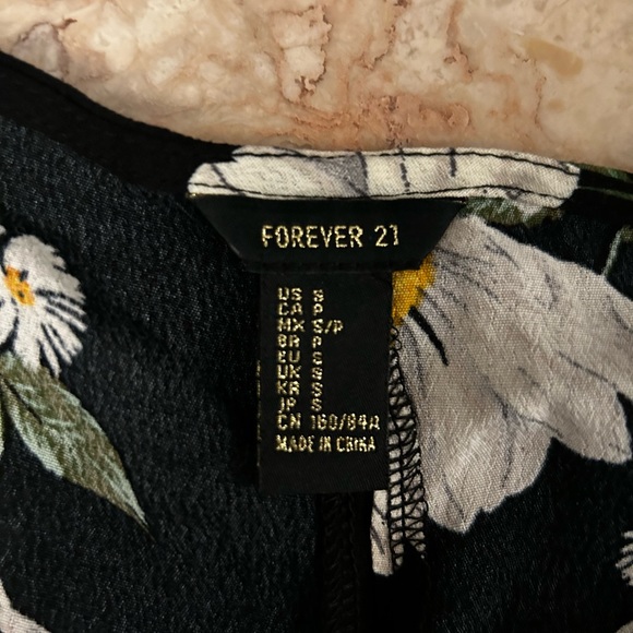 Forever 21 Black Daisy Print Crop Top Blouse Size Small - Picture 8 of 8
